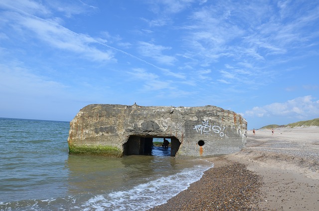 Bunker versinkt im Sand