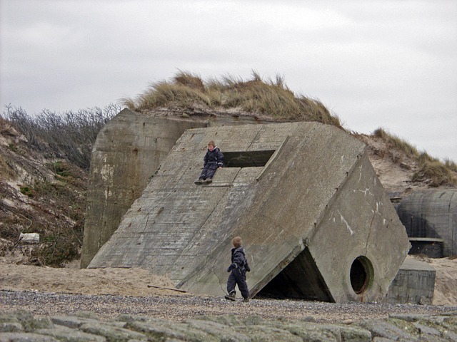 Kinder spielen auf Bunker am Strand